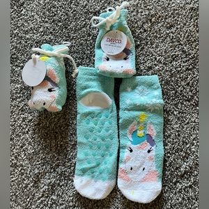 DAVCO Women’s Cozy Unicorn Socks With Grippers - Fits Sizes 9-11 (2 Pairs)